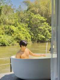 พักผ่อนริมน้ำแควแบบสบายใจที่ VeeVaree 🌿🌊