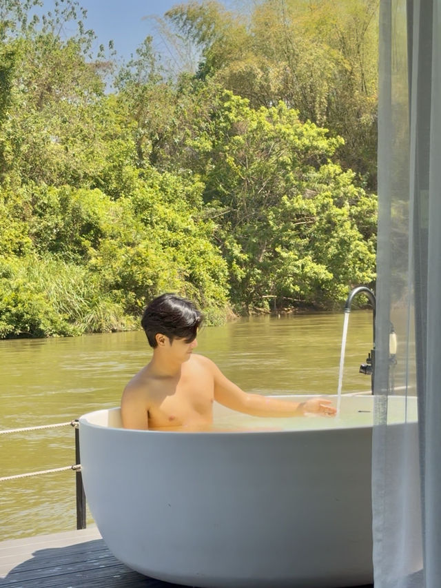 พักผ่อนริมน้ำแควแบบสบายใจที่ VeeVaree 🌿🌊