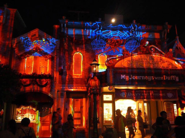 Spooky Magic at Hong Kong Disneyland 👻🎃✨  