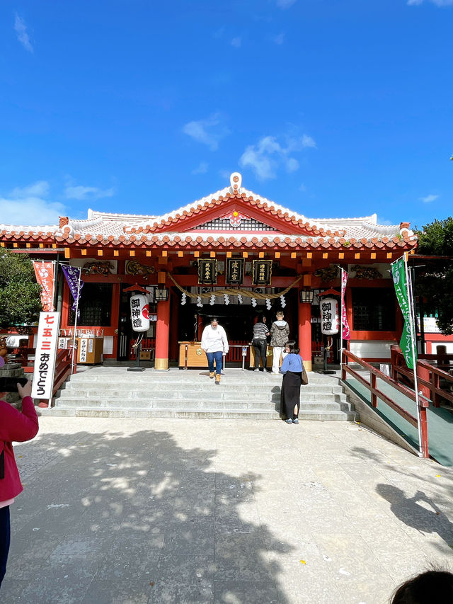 到波上宮走走，紅鳥居配藍海太療癒了～