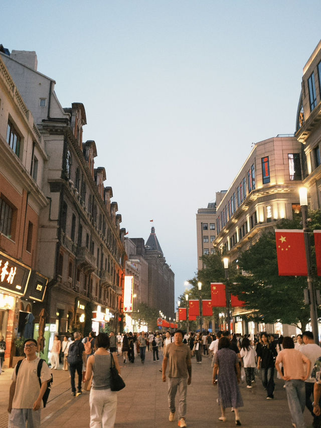 夜晚建築燈海下的人文風景🌃 夜晚建築燈海下的人文風景🌃