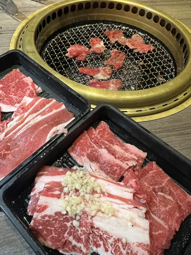 牛角Buffet旺角店的燒肉拼盤與烤爐