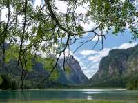 หนึ่งในทะเลสาบแสนสวยของเทือกเขา Dolomites