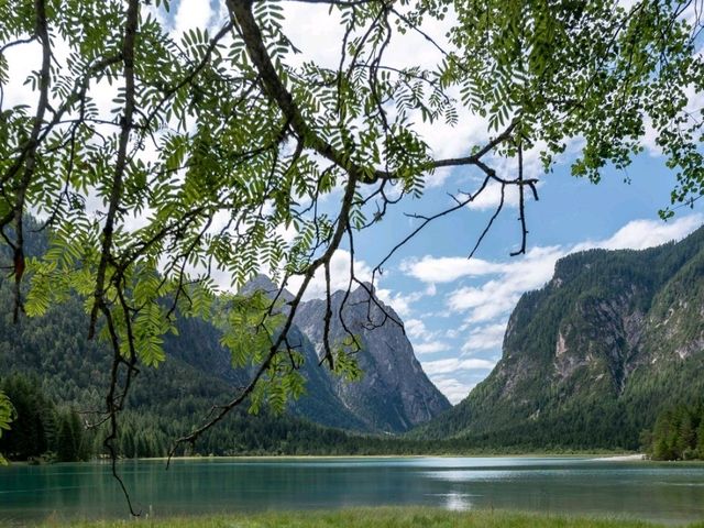หนึ่งในทะเลสาบแสนสวยของเทือกเขา Dolomites