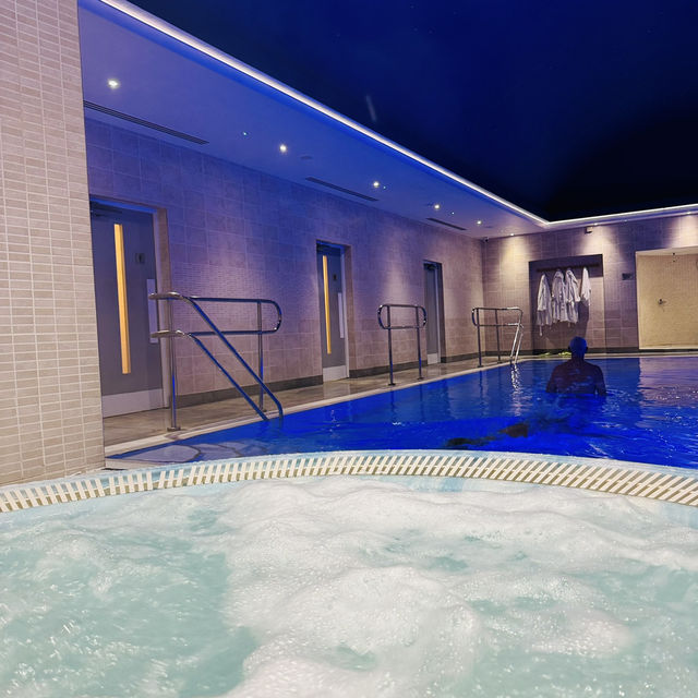 Pool and jacuzzi 