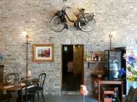 ร้านอาหารในปราสาทริมแม่น้ำที่เมือง Elsloo