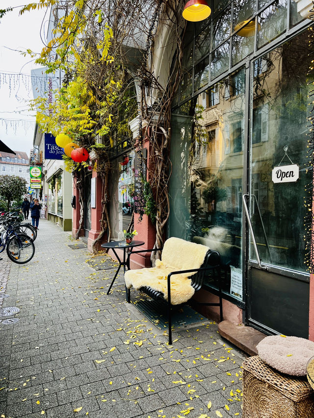 🛍️🚶‍♀️ Karlsruhe Calling: A Walkable Wonderland of Culture & Style 🇩🇪✨  