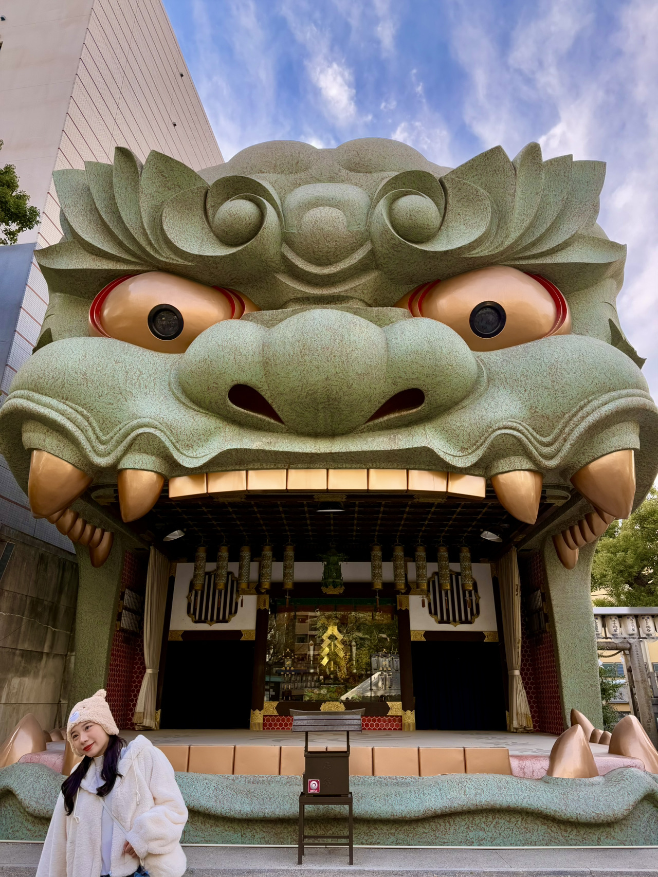 大阪的難波八阪神社是個獨特的地方，能給每位遊客留下深刻的印象。它位於難波地區，以其非凡的建築和象徵意義而聞名。主要景點是一個巨大的石獅子頭，作為神社的入口。這座雕像象徵著保護和力量，並有助於驅除邪靈。參觀此地會帶來一種神秘感和啟發：在神社內漫步時，您會感受到自然與靈性之間的和諧。在神社內部，您可以體驗傳統的日本儀式和祈禱，並享受寧靜的氛圍。根據歷史記載，難波八阪神社建於 1974 年，是作為舉行宗教儀式和活動的建築群的一部分。其獨特的造型是保護免受邪靈侵害和招來好運的古老傳統的現代體現。參觀這座神社不僅是接觸日本文化和歷史的機會，也是感受這個融合了古老符號與現代藝術之地魔力的機會。