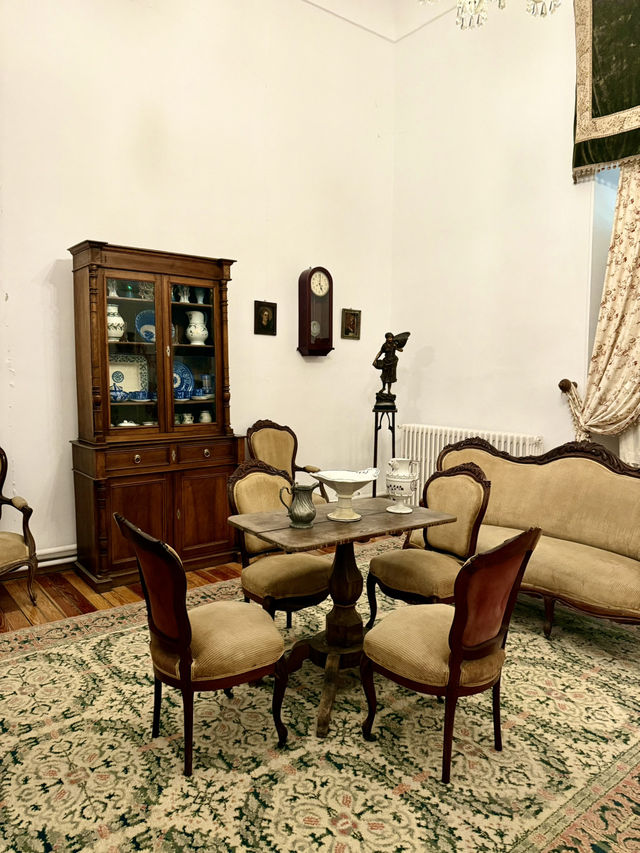 Intimate and Atmospheric Intimate and Atmospheric