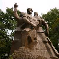 Historical Statues of Yangshuo Park – Echoes of the Past 🏛️🌿✨