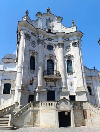Berdychiv’s Berdychiv Carmelite Monastery: Where Baroque Bliss Meets Ukrainian History 👑✨