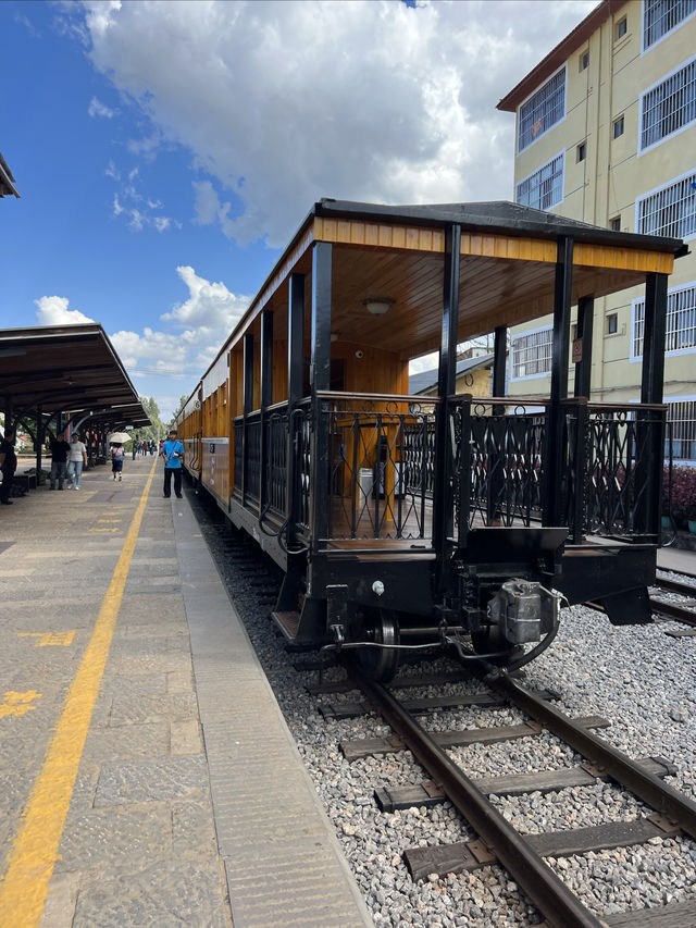 坐上民國小火車穿越在滇南邊陲