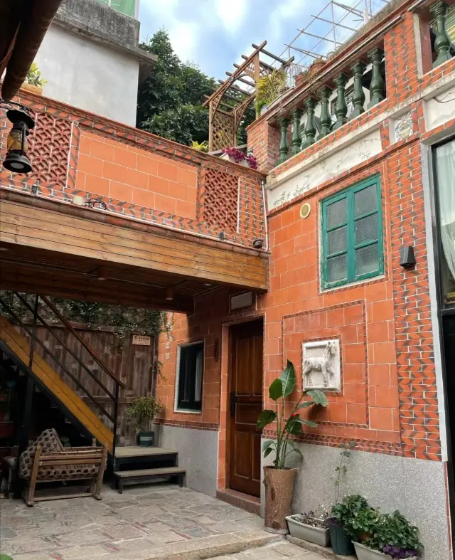 In the evening, just slip on your flip-flops and step out to explore the delicious food of Quanzhou West Street B&B