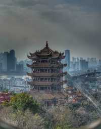 昔人已乘黃鶴去，此地空餘黃鶴樓