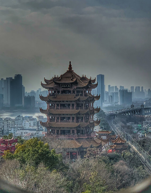 昔人已乘黃鶴去，此地空餘黃鶴樓