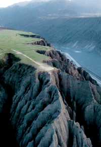 新疆安集海大峽谷，沙漠和雪山同框