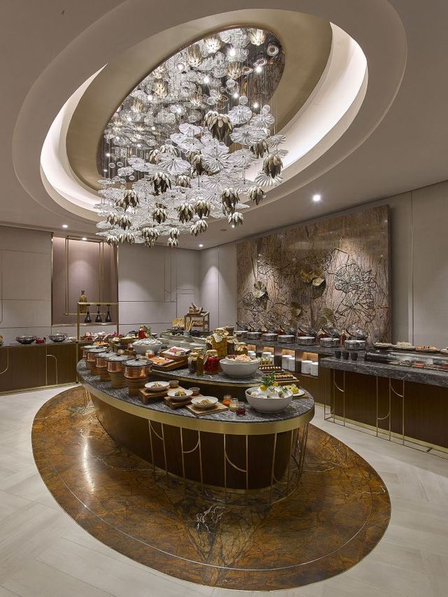 🌟 Jakarta's Luxe Life: Ritz-Carlton's Opulence Unveiled 🌟