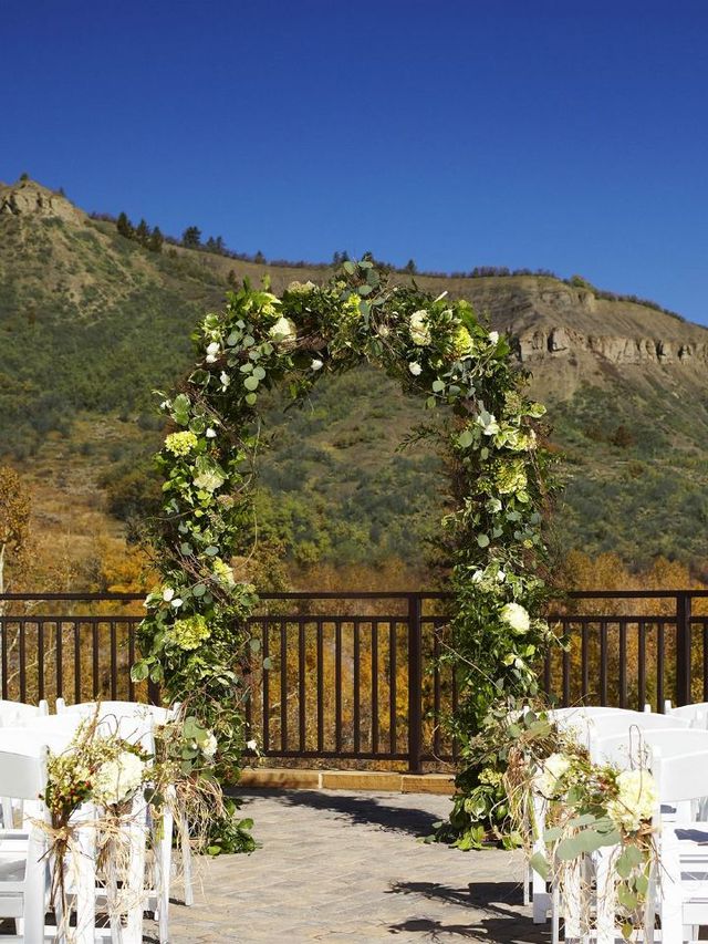 🏔️ Snowmass Sojourn: Top Hotel Picks! 🛌✨