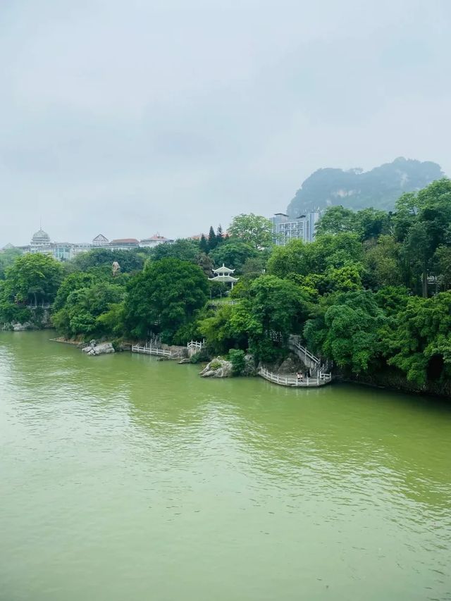 這個公園人少又好逛，可沖我可以待一天