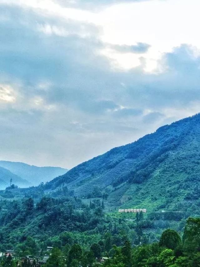 🏞️ Explore Chengdu's Hidden Gems: Mountains, Towns & Drifts 🐼