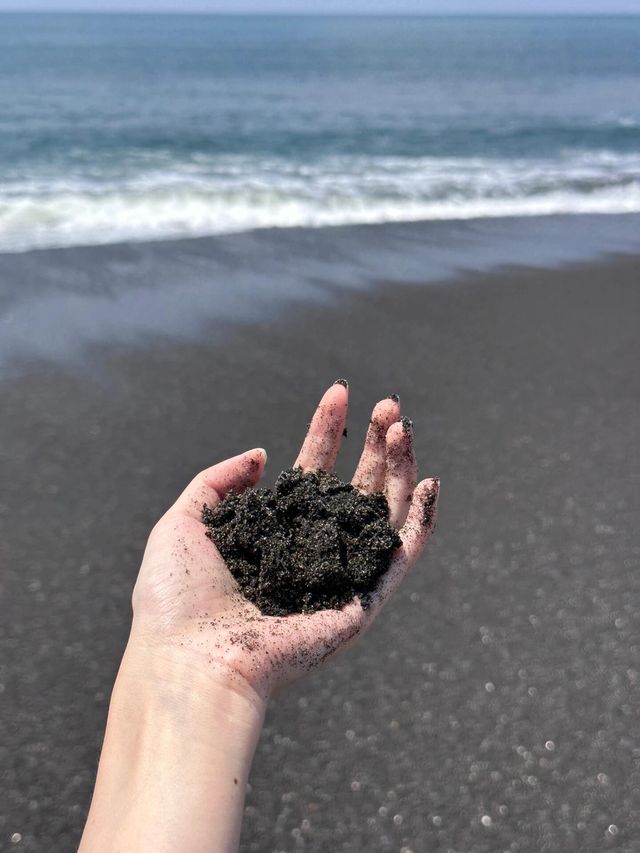 美到暈呀！峇里小眾冰島風黑色沙灘。