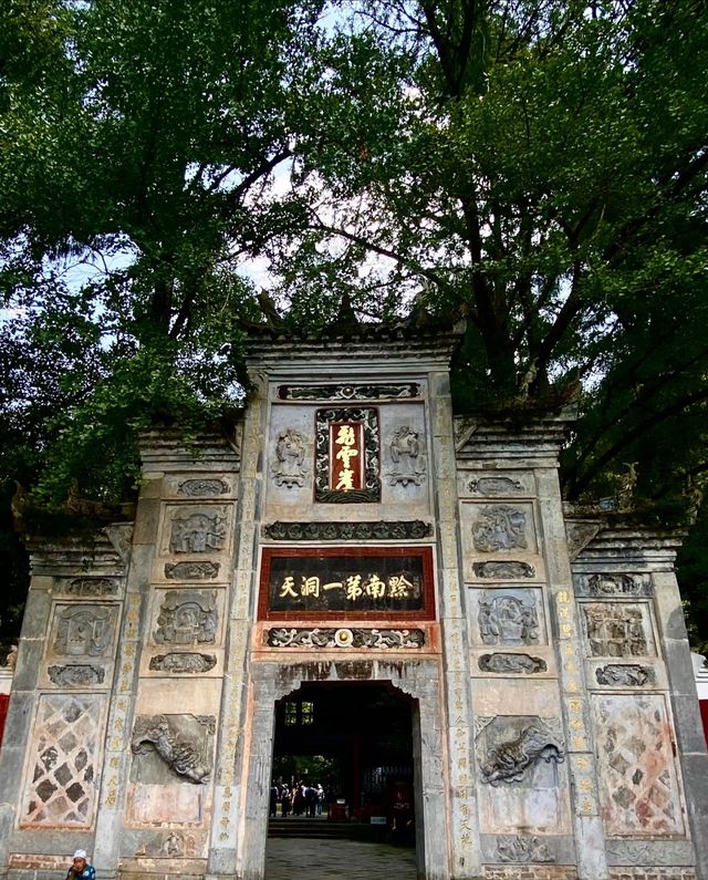 穿梭百年古刹，飞云崖上的時光印記。