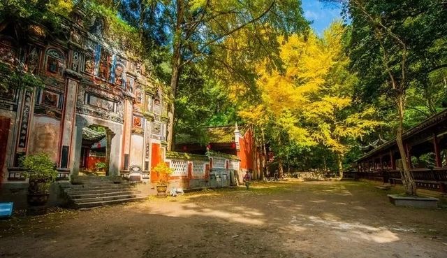 穿梭百年古刹，飞云崖上的時光印記。