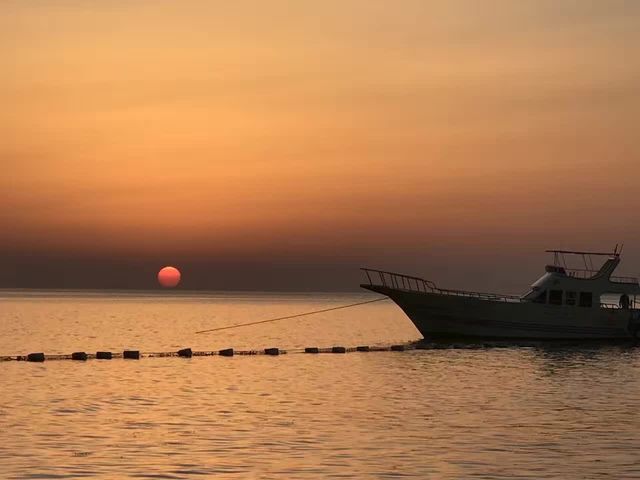 美哉，紅海日出！