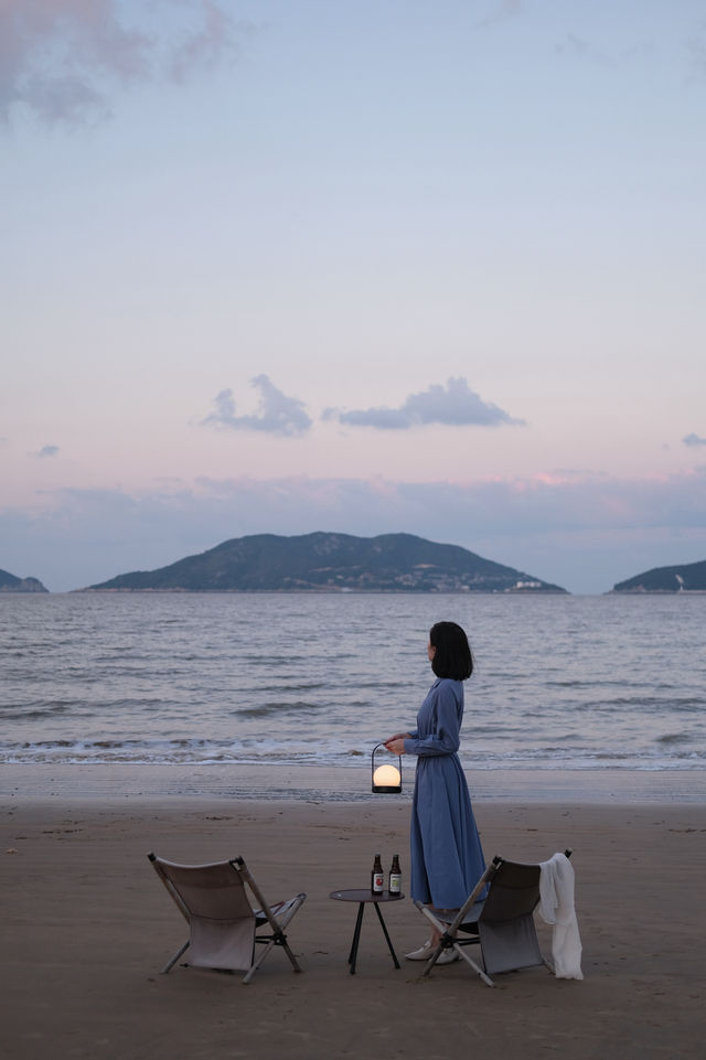 落日時分，鹹鹹海風吹向礁石和漁村。