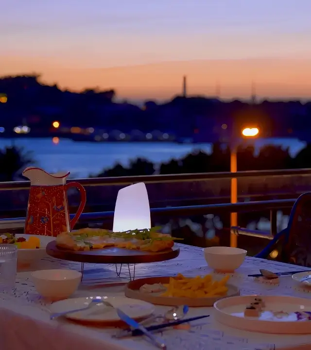 A hidden gem of a sea-view restaurant on Lujiang Avenue. 