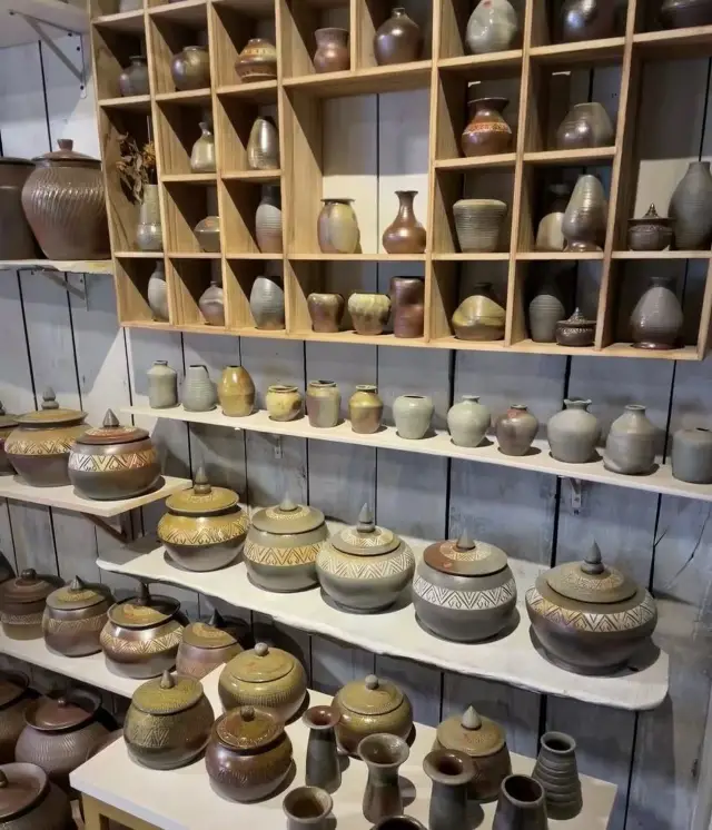 Dai Pottery Fantasy House/Dai Costume Museum