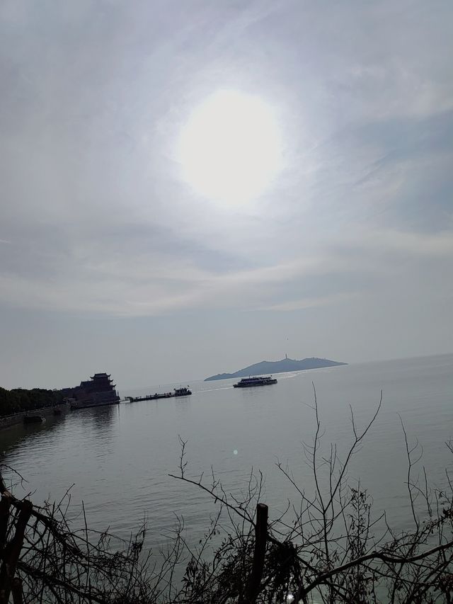 觀巢湖，遊中廟，品小吃