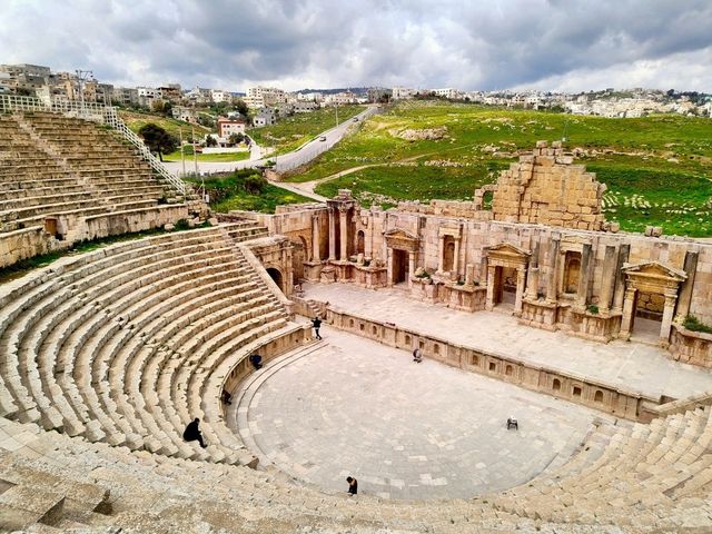 The Roman Theatre of Jerash: A Masterpiece of Ancient Engineering🏛️🏟️