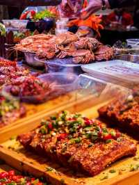 《揚帆夜市，城市夜幕下的繽紛樂園：美食、購物、表演。