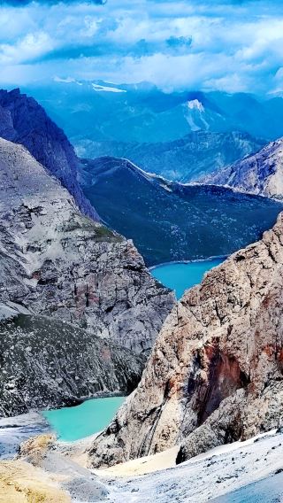 Embark on a Hiking Adventure Through the Magnificent Scenery of Xinjiang!