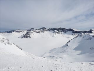 I went to Changbai Mountain's Tianchi Lake in winter! It was freezing, but worth it!