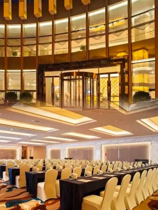 In Leshan, don't miss the Qianwei Xinxing Century Hotel for amazing views