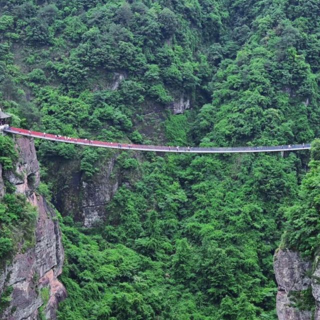 懸空棧道，心跳尖叫！峰巒疊嶂，姿態萬千是山水畫裡的真實場景