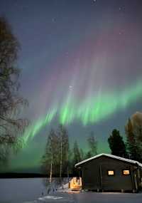 芬蘭冬日童話藍粉天空下的浪漫極光之夜