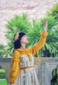 微醺的暖陽， 在深秋的涼意裡， 照亮了這個世界， 海泛著粼粼波光， 藍的如此透徹， 都說伊斯坦堡的