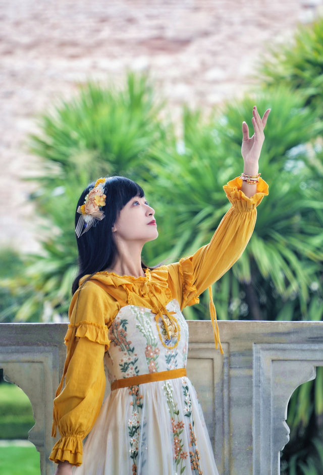 微醺的暖陽， 在深秋的涼意裡， 照亮了這個世界， 海泛著粼粼波光， 藍的如此透徹， 都說伊斯坦堡的