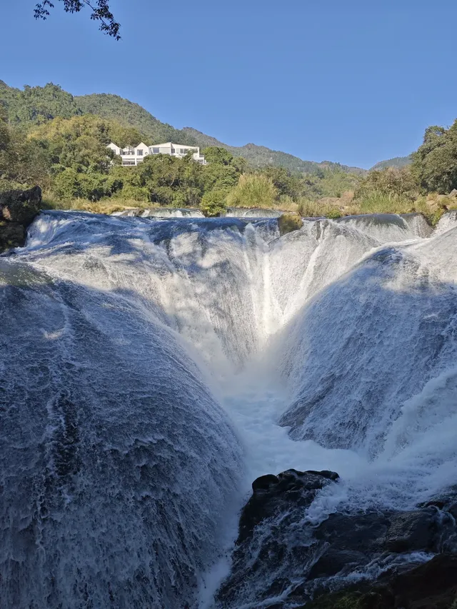 終於來到課本裡的黃果樹瀑布! 終於來到課本裡的黃果樹瀑布!