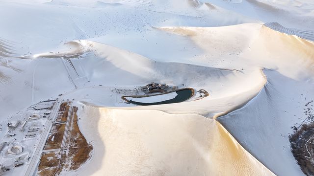 鳴沙山月牙泉冬日雪景盛況 鳴沙山月牙泉冬日雪景盛況