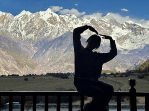 สัมผัสการผจญภัยบนยอดเขาที่ปกคลุมด้วยหิมะในหนิงฉีช่วงนอกฤดูกาลท่องเที่ยวในเดือนกุมภาพันธ์ ท่ามกลางอ้อมกอดของภูเขาศักดิ์สิทธิ์