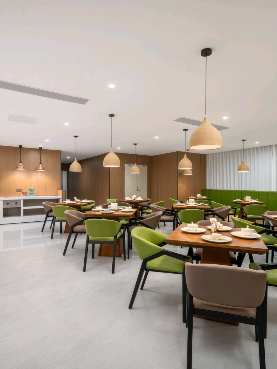 🏨 Hotel Name: Shenzhen Summer Hotel

💌 Address: 1st Floor, Building A, Xiangyun Tiandu Century Commercial Center, No. 15, Xinzhou 3rd Street, Futian District, Shenzhen

🚇 Transportation: Exit C, Shawei Station, Metro Line 7

💰 Price per Room: Approximately 300 RMB

🍀 Find a tranquil retreat in the heart of Futian's bustling city center✨. This newly opened smart luxury hotel in 2026 isolates you from the urban hustle and bustle, using light and shadow as its rhythm and gentleness as its foundation, allowing travelers to savor relaxation and peace during their journey🌿.

🍀 The hotel is located in the core commercial area of ​​Futian, adjacent to Shawei Station on Metro Line 7, just steps from the station🚶. It is also close to the Futian and Huanggang border crossings, offering extremely convenient travel with 24-hour seamless customs clearance. It is an ideal choice for commuting to Hong Kong and Macau, traveling to and from the MTR lines, and visiting Disneyland🎠. Located just steps from Futian High-Speed ​​Railway Station, Futian Free Trade Zone, and Mangrove Park, and a mere ten-minute drive from the Convention and Exhibition Center, this hotel is perfectly suited for business exhibitions and official travel. The surrounding commercial area boasts a mature and comprehensive range of restaurants, offering a one-stop solution for dining, entertainment, and leisure.

🍀 The hotel lobby is designed with the core concept of "Urban Oasis, Dreamlike Light and Shadow." The spacious and airy space escapes the hustle and bustle of the city, with soft light and shadow creating a soothing and relaxing retreat, unlocking a new experience of understated luxury and smart living. A variety of elegant guest rooms are available, including boutique rooms, business rooms, cinema rooms, family rooms, and suites, catering to various scenarios such as business trips, family vacations, groups of friends, and students traveling during off-peak times. These rooms offer exceptional value while maintaining quality and comfort. The guest rooms boast an elegant and minimalist style, equipped with a smart home control system🤖. Leveraging the Tmall Genie voice assistant, guests can control lights, electric curtains, and smart TVs by voice. A dedicated home theater room features a member-only projector and screen mirroring function🎬, adding a touch of ritual to your stay.

🍀 Exquisite details create a comfortable stay💫. A whole-room fresh air system constantly refreshes the air, while a zero-pressure sleep-aid mattress paired with latex pillows gently relieves fatigue. A temperature-controlled smart toilet and a full set of high-quality toiletries elevate the living experience✨. Standard room amenities include complimentary bottled water, tea bags, and delicate snacks🍵, along with steam eye masks and professional noise-canceling earplugs for a peaceful sleep😴. Two sets of home slippers and extra-thick disposable slippers demonstrate thoughtful consideration. The luxury room type features exclusive welcome fruit and a heartwarming guest note🍓, making every stay gentle and unique.

🍀 The public areas are fully equipped🏡, with 24-hour self-service pay and essential coffee☕️ to relieve travel fatigue. The well-equipped self-service gym🏋️ allows business travelers to maintain a disciplined pace; the clean self-service laundry room is equipped with drying and ironing facilities🧺, catering to the diverse needs of transit commuters and long-term residents. A tranquil reading room provides a peaceful retreat📖, and the self-service restaurant offers heartwarming meals and freshly ground black soybean milk🥣, making everyday comforts easily attainable. The multi-functional meeting room on the third floor can be flexibly arranged to easily accommodate various small meetings and team-building activities👥.

🍀 In the hustle and bustle of city life, what's most precious is a sense of freedom and tranquility🌿. Here, convenient transportation, smart technology, and the warmth of home are combined, offering quiet comfort without being ostentatious. Warming the journey with details, this is the gentlest refuge in the heart of Futian city, providing a comfortable home away from home for every trip💛.

#ShenzhenHotels #ShenzhenHotelRecommendations