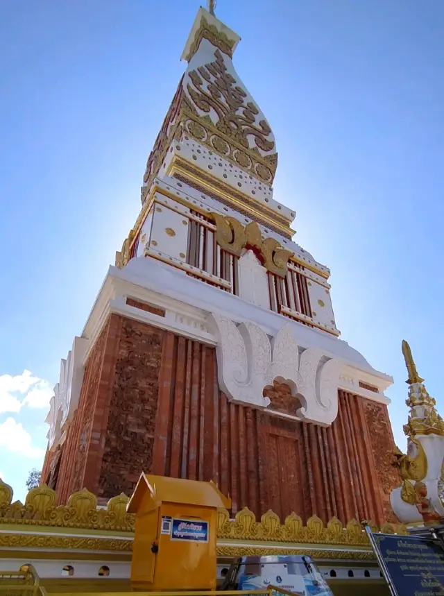 ไปนครพนม ต้องไปไหว้พระขอพรที่พระธาตุพนม 🙏