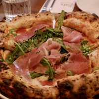 排名最高的Pizza名店，食物不算驚艷，但環境真一般  