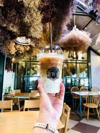 คาเฟ่กระท่อมสไตล์อังกฤษ ถ่ายรูปสวย สายคาเฟ่ต้องมา