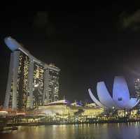Merlion park Singapore ในยามค่ำคืน