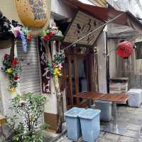 お初天神の道中に突如現れる路地！見落としそうなお初天神裏参道！石畳の参道脇に並ぶ飲食店街！ディープ大阪なスポット